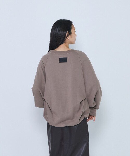 COGTHEBIGSMOKE(コグザビッグスモーク)の「<COGTHEBIGSMOKE /コグ ザ ビッグ スモーク>“OLIVER PUFFY HEM”スウェットトップス(スウェット・レディース・ライトグレー/グレイッシュベージュ・1)」の4枚目の写真