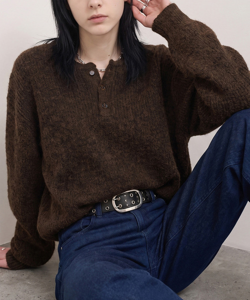 Alfred Alex(アルフレッドアレックス)の「【Alfred Alex】Oversized Henley Rib Knit / オーバーサイズ ヘンリーネックリブニット(ニット/セーター・メンズ・チャコールグレー/グレー/スミクロ/ダークブラウン/ブルー系/ワインレッド・M/L)」の4枚目の写真