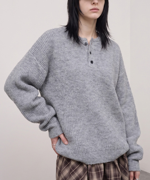 Alfred Alex(アルフレッドアレックス)の「【Alfred Alex】Oversized Henley Rib Knit / オーバーサイズ ヘンリーネックリブニット(ニット/セーター・メンズ・チャコールグレー/グレー/スミクロ/ダークブラウン/ブルー系/ワインレッド・M/L)」の3枚目の写真