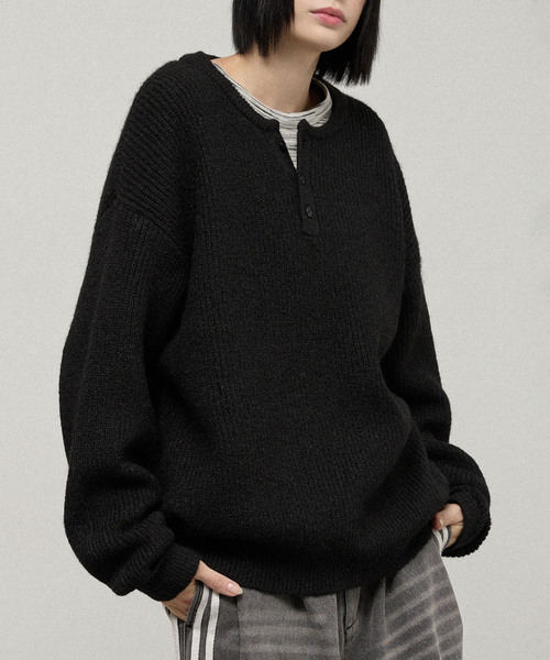 Alfred Alex(アルフレッドアレックス)の「【Alfred Alex】Oversized Henley Rib Knit / オーバーサイズ ヘンリーネックリブニット(ニット/セーター・メンズ・チャコールグレー/グレー/スミクロ/ダークブラウン/ブルー系/ワインレッド・M/L)」の1枚目の写真