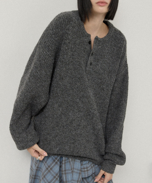 Alfred Alex(アルフレッドアレックス)の「【Alfred Alex】Oversized Henley Rib Knit / オーバーサイズ ヘンリーネックリブニット(ニット/セーター・メンズ・チャコールグレー/グレー/スミクロ/ダークブラウン/ブルー系/ワインレッド・M/L)」の2枚目の写真