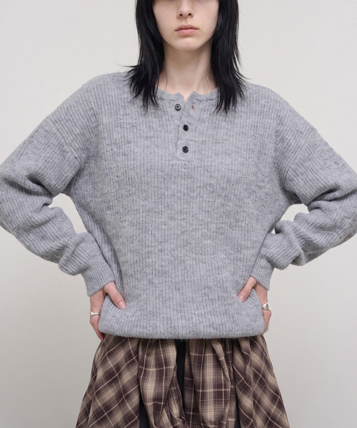 Alfred Alex(アルフレッドアレックス)の「【Alfred Alex】Oversized Henley Rib Knit / オーバーサイズ ヘンリーネックリブニット(ニット/セーター・メンズ・チャコールグレー/グレー/スミクロ/ダークブラウン/ブルー系/ワインレッド・M/L)」の21枚目の写真