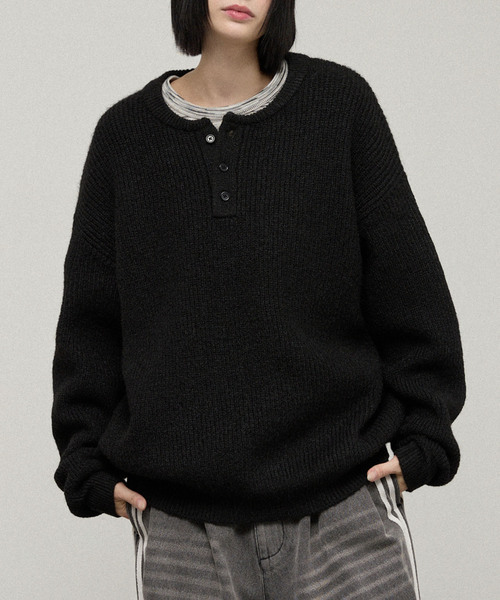 Alfred Alex(アルフレッドアレックス)の「【Alfred Alex】Oversized Henley Rib Knit / オーバーサイズ ヘンリーネックリブニット(ニット/セーター・メンズ・チャコールグレー/グレー/スミクロ/ダークブラウン/ブルー系/ワインレッド・M/L)」の7枚目の写真