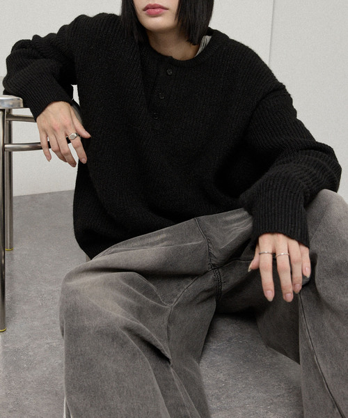 Alfred Alex(アルフレッドアレックス)の「【Alfred Alex】Oversized Henley Rib Knit / オーバーサイズ ヘンリーネックリブニット(ニット/セーター・メンズ・チャコールグレー/グレー/スミクロ/ダークブラウン/ブルー系/ワインレッド・M/L)」の8枚目の写真