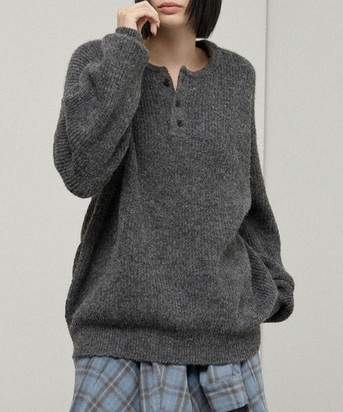 Alfred Alex(アルフレッドアレックス)の「【Alfred Alex】Oversized Henley Rib Knit / オーバーサイズ ヘンリーネックリブニット(ニット/セーター・メンズ・チャコールグレー/グレー/スミクロ/ダークブラウン/ブルー系/ワインレッド・M/L)」の16枚目の写真