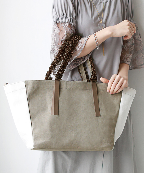 REAL CUBE(リアルキューブ)の「REAL CUBE グログランリボンフリルハンドルトートバッグ【Lサイズ】 ショルダーストラップ付(トートバッグ・レディース・ネイビー/マスタード/オフホワイト/グレー/ブラック/カーキ/グレー系その他/ブルー系その他/ベージュ系その他・L)」の5枚目の写真