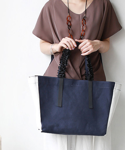 REAL CUBE(リアルキューブ)の「REAL CUBE グログランリボンフリルハンドルトートバッグ【Lサイズ】 ショルダーストラップ付(トートバッグ・レディース・ネイビー/マスタード/オフホワイト/グレー/ブラック/カーキ/グレー系その他/ブルー系その他/ベージュ系その他・L)」の8枚目の写真