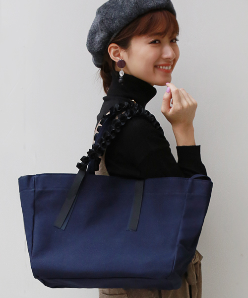 REAL CUBE(リアルキューブ)の「REAL CUBE グログランリボンフリルハンドルトートバッグ【Lサイズ】 ショルダーストラップ付(トートバッグ・レディース・ネイビー/マスタード/オフホワイト/グレー/ブラック/カーキ/グレー系その他/ブルー系その他/ベージュ系その他・L)」の7枚目の写真