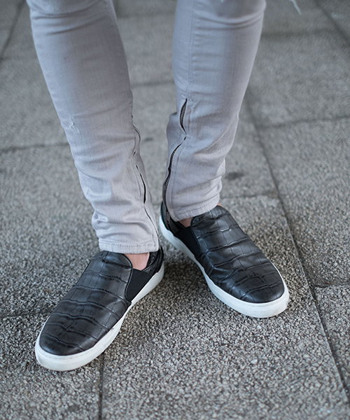 FUGA（フーガ）の「リメイク加工裾ZIPストレッチスキニーカラーパンツ