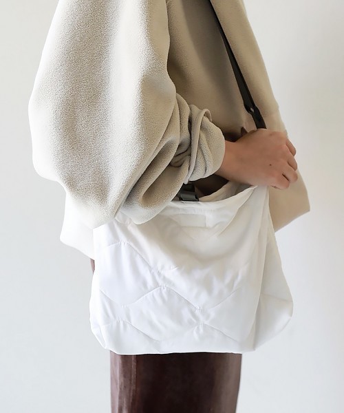 TODAYFUL（トゥデイフル）の「キルティングナイロンサコッシュ（ショルダーバッグ・レディース・ホワイト/ブラック/カーキ・FREE）」の4枚目の写真