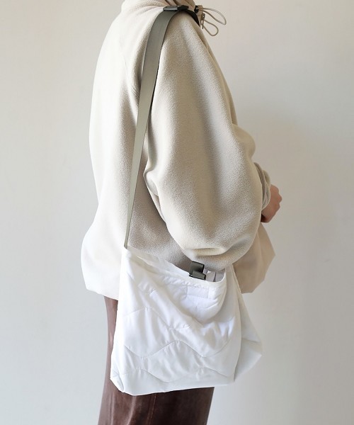 TODAYFUL（トゥデイフル）の「キルティングナイロンサコッシュ（ショルダーバッグ・レディース・ホワイト/ブラック/カーキ・FREE）」の7枚目の写真