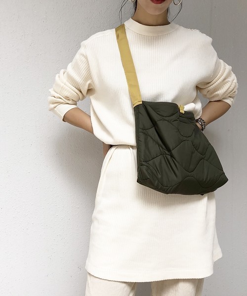 TODAYFUL（トゥデイフル）の「キルティングナイロンサコッシュ（ショルダーバッグ・レディース・ホワイト/ブラック/カーキ・FREE）」の6枚目の写真