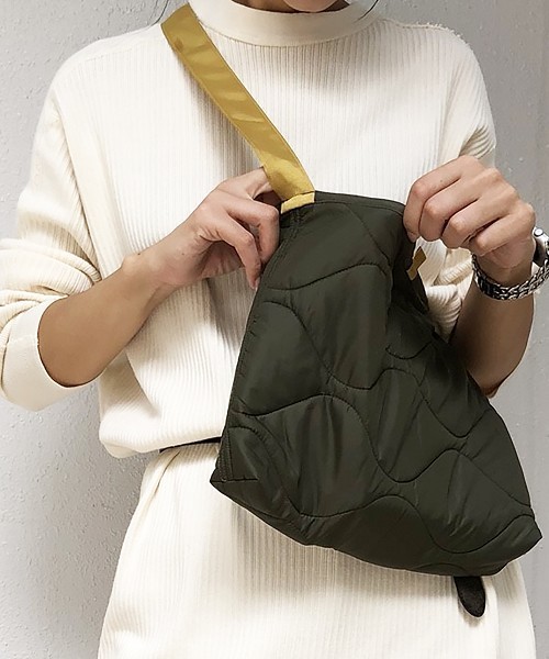 TODAYFUL（トゥデイフル）の「キルティングナイロンサコッシュ（ショルダーバッグ・レディース・ホワイト/ブラック/カーキ・FREE）」の12枚目の写真