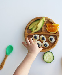 Avanchy（アバンシー）の「【T‐REX】Avanchy　竹のプレート+スプーンセット（マグ/哺乳瓶/お食事グッズ）」