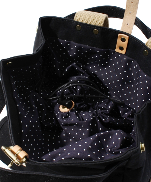 BIRKENSTOCK（ビルケンシュトック）の「NEUTRAL/ニュートラル　ユーティリティバッグ ブラック×ネイビードット（バックパック/リュック・メンズ・ブラック・FREE）」の14枚目の写真