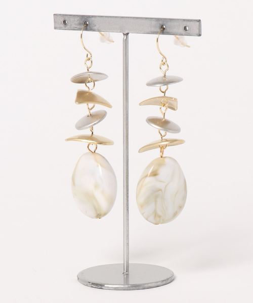 NATURAL BEAUTY BASIC(ナチュラルビューティーベーシック)の「アンティークメッキドロップピアス(ピアス(両耳用)・レディース・ネイビー/オフホワイト・フリ-)」の1枚目の写真