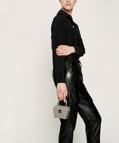 CHARLES & KEITH（チャールズ & キース）の「クロックエフェクト ミニスカルプチャーバッグ / Croc-Effect Mini Sculptural Bag（ハンドバッグ・レディース・ベビーピンク/マルチ/イエロー/ライトアッシュグレー・S）」の5枚目の写真