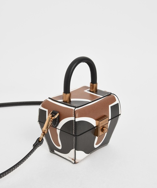 CHARLES & KEITH（チャールズ & キース）の「クロックエフェクト ミニスカルプチャーバッグ / Croc-Effect Mini Sculptural Bag（ハンドバッグ・レディース・ベビーピンク/マルチ/イエロー/ライトアッシュグレー・S）」の21枚目の写真