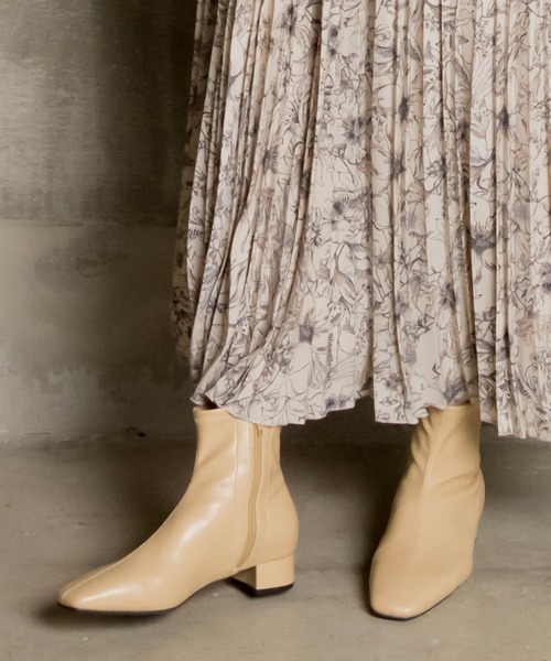 RANDA（ランダ）の「ストレスフリー/ソフトストレッチスクエアトゥショートブーツ（ブーツ・レディース・アイボリー/ピンクベージュ/ブラック/ブロンズ/グリーン/ブラウン/ベージュ/ライトブラウン・SS/S/M/L/LL）」の5枚目の写真