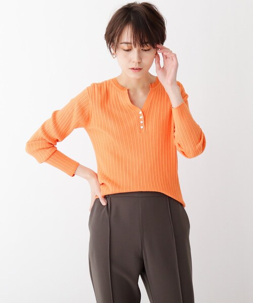 OPAQUE.CLIP（オペークドットクリップ）の「◆ファインゲージヴィスコース ランダムリブヘンリーネックニット【WEB限定サイズ】（ニット/セーター・レディース・ライトベージュ/オレンジ系9/ホワイト系/ガンメタ/ブラック・42/38/40）」の4枚目の写真