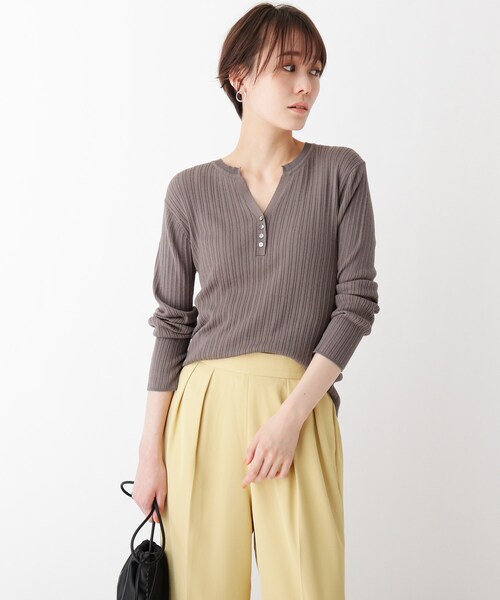 OPAQUE.CLIP（オペークドットクリップ）の「◆ファインゲージヴィスコース ランダムリブヘンリーネックニット【WEB限定サイズ】（ニット/セーター・レディース・ライトベージュ/オレンジ系9/ホワイト系/ガンメタ/ブラック・42/38/40）」の5枚目の写真