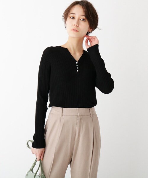 OPAQUE.CLIP（オペークドットクリップ）の「◆ファインゲージヴィスコース ランダムリブヘンリーネックニット【WEB限定サイズ】（ニット/セーター・レディース・ライトベージュ/オレンジ系9/ホワイト系/ガンメタ/ブラック・42/38/40）」の2枚目の写真