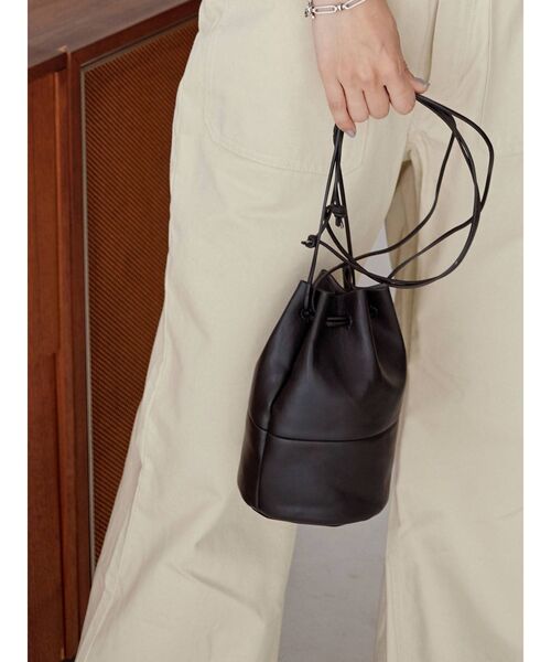 Ungrid（アングリッド）の「フェイクレザー巾着バッグ（ハンドバッグ・レディース・ブラック/オフホワイト/パープル・FREE）」の3枚目の写真