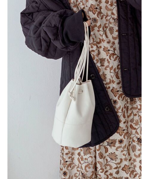 Ungrid（アングリッド）の「フェイクレザー巾着バッグ（ハンドバッグ・レディース・ブラック/オフホワイト/パープル・FREE）」の6枚目の写真