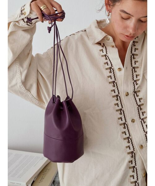 Ungrid（アングリッド）の「フェイクレザー巾着バッグ（ハンドバッグ・レディース・ブラック/オフホワイト/パープル・FREE）」の10枚目の写真