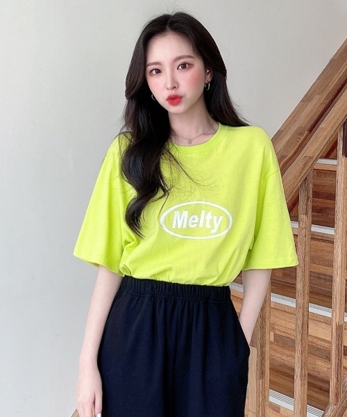 TOEASY（トゥイージー）の「『TOEASY/トゥイージー』Melty Round Short-Sleeved T-Shirt/サークルロゴ 英字レタリング半袖Ｔシャツ（Tシャツ/カットソー・レディース・ホワイト/ブラック/ライトグリーン・FREE）」の3枚目の写真