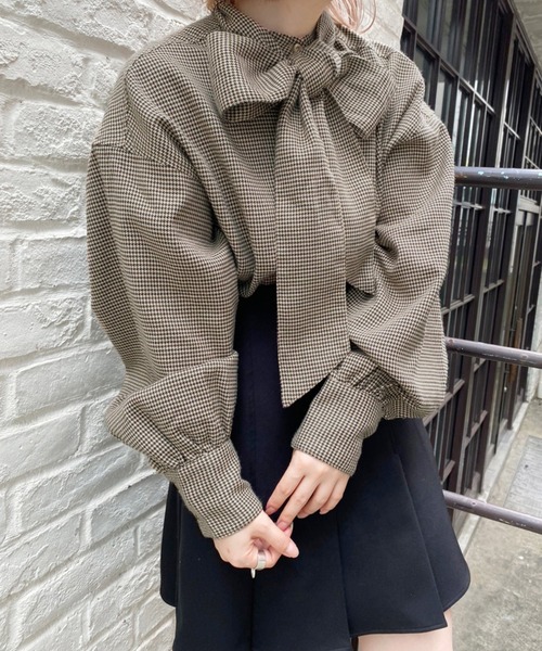 one after another NICE CLAUP（ワンアフターアナザーナイスクラップ）の「1枚で主役級の存在感。2Wayボウタイルーズシルエットシャツ（シャツ/ブラウス・レディース・グレー/オフホワイト/ベージュ系その他/ストライプ・FREE）」の4枚目の写真