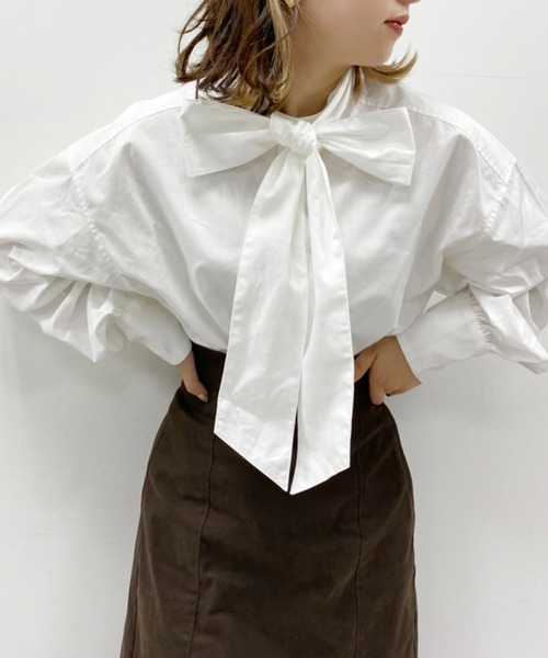 one after another NICE CLAUP（ワンアフターアナザーナイスクラップ）の「1枚で主役級の存在感。2Wayボウタイルーズシルエットシャツ（シャツ/ブラウス・レディース・グレー/オフホワイト/ベージュ系その他/ストライプ・FREE）」の2枚目の写真