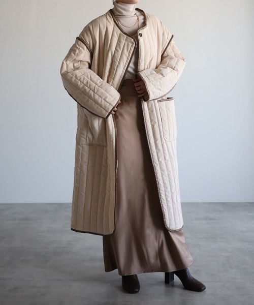 r.（アールドット）の「ピーチスキン キルティング合皮パイピングコート（ノーカラーコート・レディース・モカ/ブラック/アイボリー・FREE）」の2枚目の写真