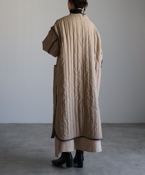 r.（アールドット）の「ピーチスキン キルティング合皮パイピングコート（ノーカラーコート・レディース・モカ/ブラック/アイボリー・FREE）」の10枚目の写真