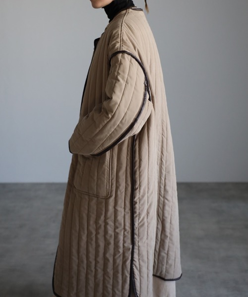 r.（アールドット）の「ピーチスキン キルティング合皮パイピングコート（ノーカラーコート・レディース・モカ/ブラック/アイボリー・FREE）」の12枚目の写真