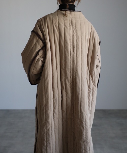 r.（アールドット）の「ピーチスキン キルティング合皮パイピングコート（ノーカラーコート・レディース・モカ/ブラック/アイボリー・FREE）」の13枚目の写真