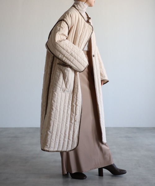 r.（アールドット）の「ピーチスキン キルティング合皮パイピングコート（ノーカラーコート・レディース・モカ/ブラック/アイボリー・FREE）」の14枚目の写真