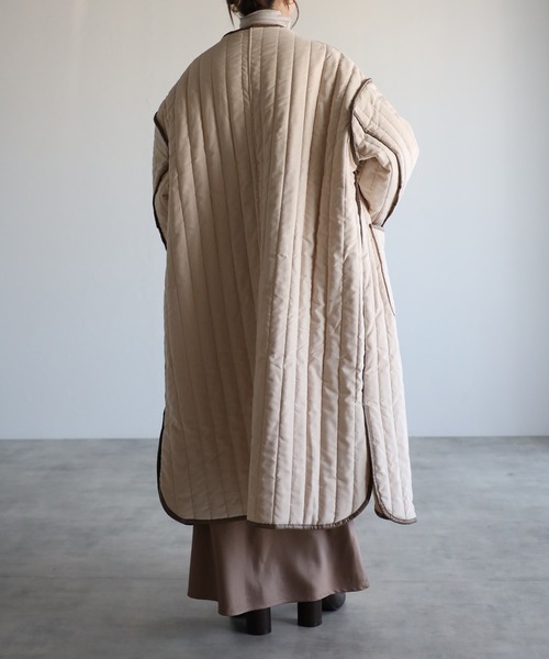 r.（アールドット）の「ピーチスキン キルティング合皮パイピングコート（ノーカラーコート・レディース・モカ/ブラック/アイボリー・FREE）」の15枚目の写真