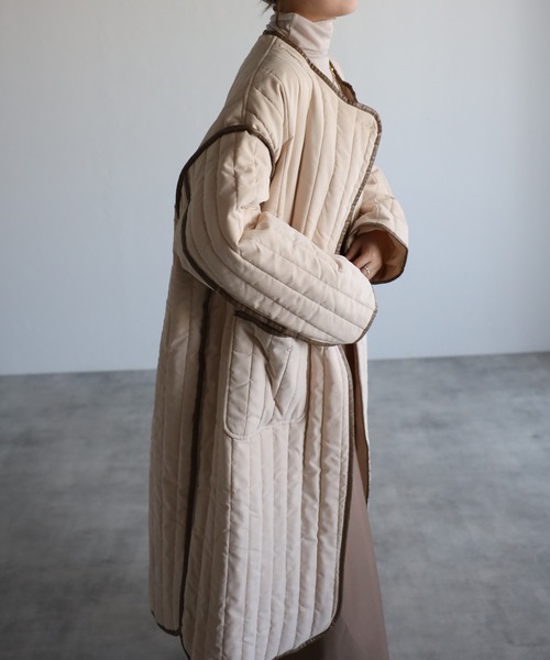 r.（アールドット）の「ピーチスキン キルティング合皮パイピングコート（ノーカラーコート・レディース・モカ/ブラック/アイボリー・FREE）」の17枚目の写真