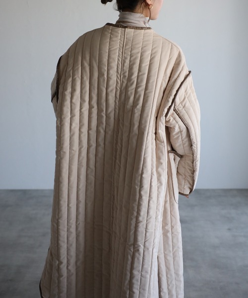 r.（アールドット）の「ピーチスキン キルティング合皮パイピングコート（ノーカラーコート・レディース・モカ/ブラック/アイボリー・FREE）」の18枚目の写真