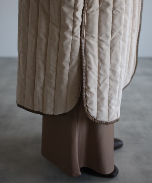 r.（アールドット）の「ピーチスキン キルティング合皮パイピングコート（ノーカラーコート・レディース・モカ/ブラック/アイボリー・FREE）」の22枚目の写真