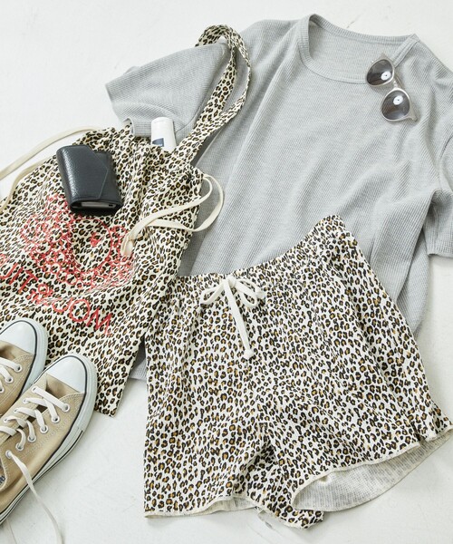 FREAK'S STORE（フリークスストア）の「FRUIT OF THE LOOM × FREAK'S STORE/フルーツオブザルーム 別注SHORT SLEEVE TEE SHORT PANTS ROOM SET/別注半袖ショートパンツルームセット（ルームウェア/パジャマ・レディース・ホワイト/グレー・SMALL/MEDIUM）」の3枚目の写真