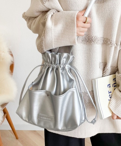 mily bilet（ミウィビレット）の「【mily bilet】ころんとしたフォルムに”きゅん”。2wayヴィーガンレザー巾着バッグ（ショルダーバッグ・レディース・ホワイト/ブラック/シルバー・ONE SIZE）」の3枚目の写真
