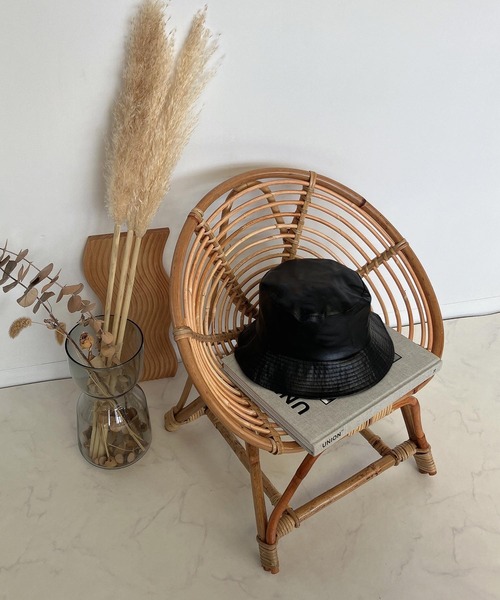 AS KNOW AS plus（アズノゥアズプラス）の「エコレザー バケットハット（ハット・レディース・ブラック/ベージュ・FREE）」の4枚目の写真