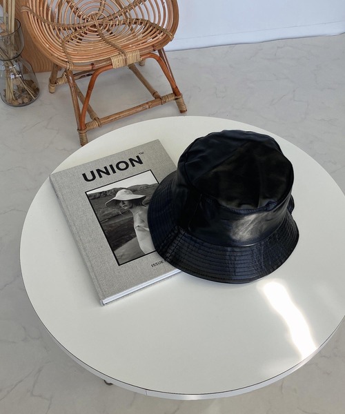 AS KNOW AS plus（アズノゥアズプラス）の「エコレザー バケットハット（ハット・レディース・ブラック/ベージュ・FREE）」の3枚目の写真