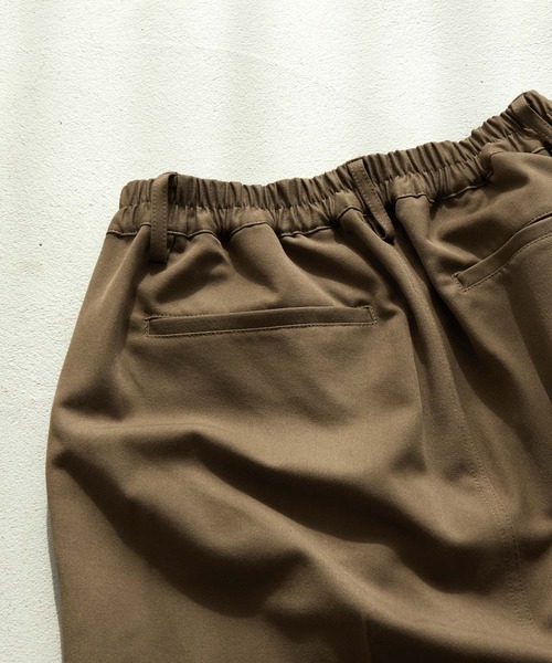 MONO-MART（モノマート）の「TRストレッチ センタープレス セミ ワイド タック ストレートカラースラックス パンツ（スラックス・メンズ・ブラック/アイボリー/マスタード/グリーン系その他/ブルー系その他/バーガンディー/グレー系/ブラウン系1/ネイビー/カーキ・S/M/L）」の15枚目の写真