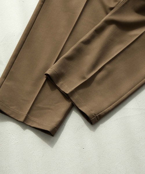 MONO-MART（モノマート）の「TRストレッチ センタープレス セミ ワイド タック ストレートカラースラックス パンツ（スラックス・メンズ・ブラック/アイボリー/マスタード/グリーン系その他/ブルー系その他/バーガンディー/グレー系/ブラウン系1/ネイビー/カーキ・S/M/L）」の16枚目の写真