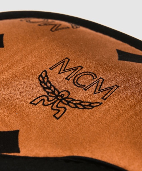 MCM(エムシーエム)の「リバーシブル モノグラム シルクサテン スリープマスク(その他小物・レディース・ブラウン・ONE SIZE)」の2枚目の写真