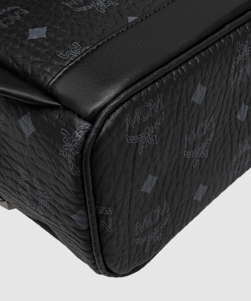 MCM(エムシーエム)の「Mini Stark サイドスタッズ バックパック - ヴィセトス(バックパック/リュック・メンズ・ブラック・26cm)」の4枚目の写真