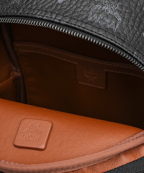MCM(エムシーエム)の「Mini Stark サイドスタッズ バックパック - ヴィセトス(バックパック/リュック・メンズ・ブラック・26cm)」の6枚目の写真
